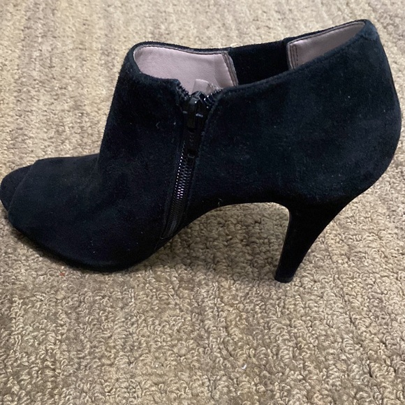 9 West black suede peep toe 4” heels. Sz 5.5 - Picture 6 of 6